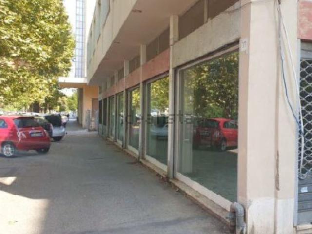Locale in vendita di 951 m² in Viale Vittorio Alfieri, 17
