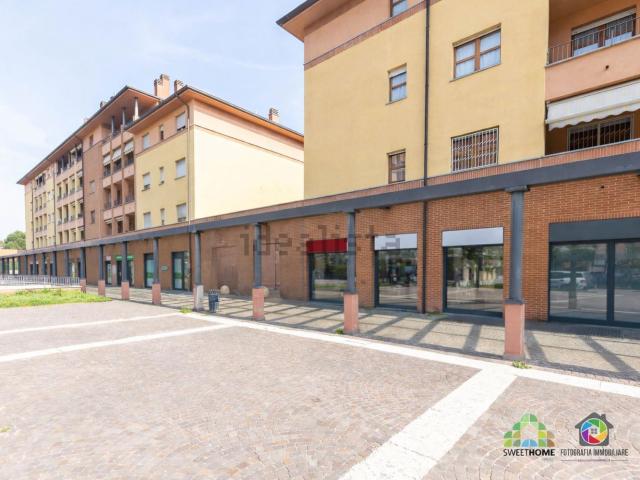 Locale in vendita di 95 m² in Piazza Don Giussani, 1