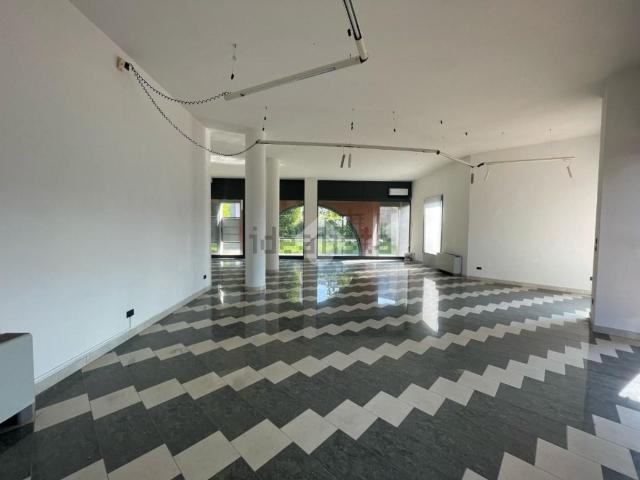 Locale in vendita di 95 m² in Via Canove, 4