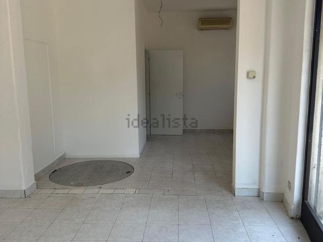 Locale in vendita di 95 m² in Via Giacomo Leopardi, 3