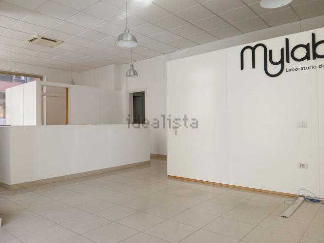 Locale in vendita di 95 m² in Via Giacomo Puccini