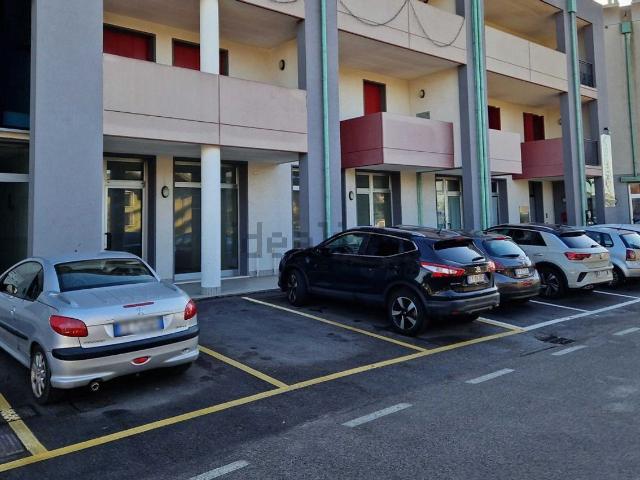 Locale in vendita di 95 m² in Via Luigi Pasini, 3