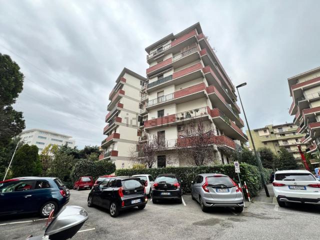 Locale in vendita di 95 m² in Via Riccardo Zandonai