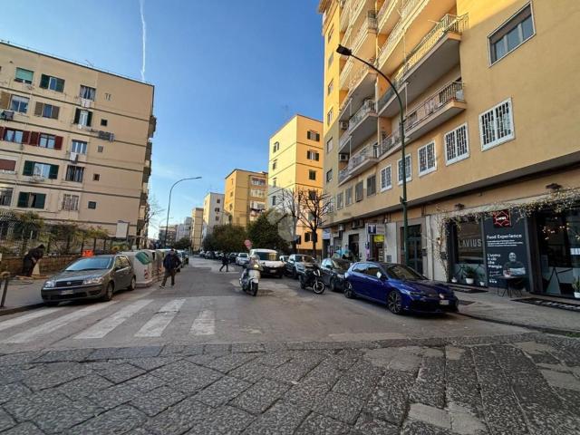 Locale in vendita di 95 m² in Via Simone Martini, 2