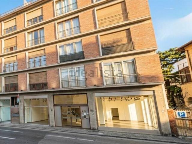 Locale in vendita di 960 m² in Viale Fratelli Rosselli, 22