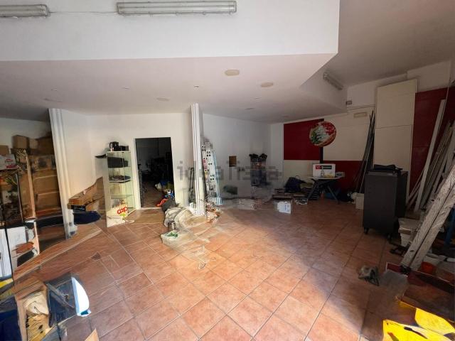 Locale in vendita di 96 m² in Piazza Medaglie D&apos Oro, 14