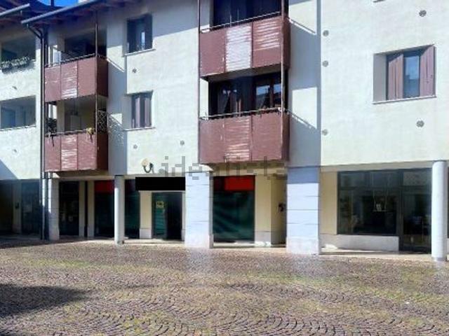 Locale in vendita di 96 m² in Piazza Nicolò di Maniago, 26