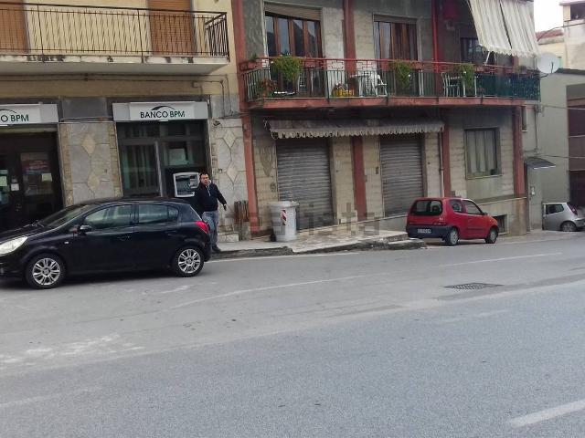Locale in vendita di 96 m² in Via B. Caputo
