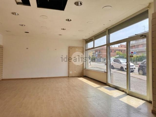 Locale in vendita di 96 m² in Via di Tor San Giovanni, 103