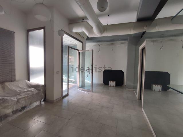 Locale in vendita di 96 m² in Via Francesco Petrarca, 42