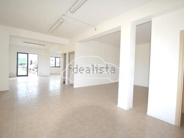 Locale in vendita di 96 m² in Via Giacomo Puccini, 55016