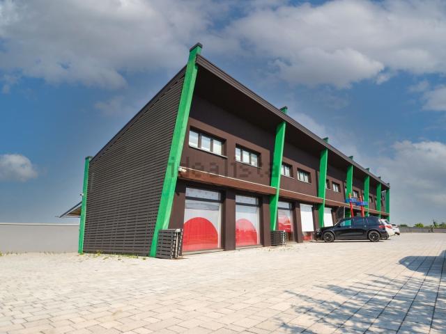 Locale in vendita di 976 m² in Via San G. Bosco, 81