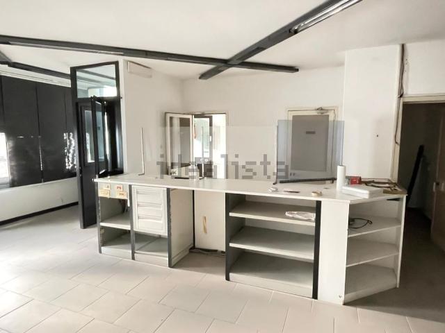 Locale in vendita di 980 m² in Via Arturo Chiari