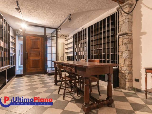 Locale in vendita di 98 m² in Via D&apos Avise