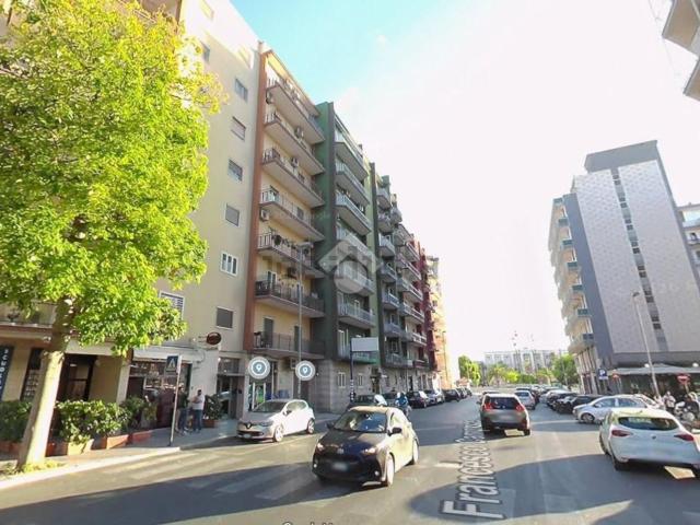 Locale in vendita di 98 m² in Via Francesco Campione, 23