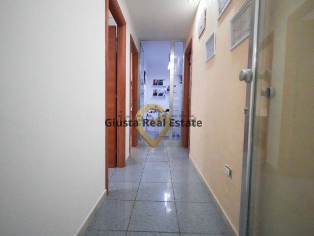 Locale in vendita di 98 m² in Via P. Maroncelli, 32