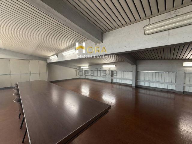 Locale in vendita di 990 m² in Via Giovanni Gentile