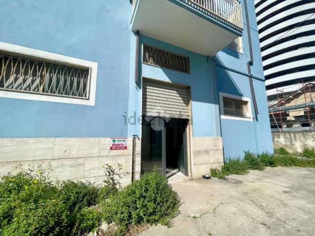 Locale in vendita di 99 m² in Via Aterno, 38