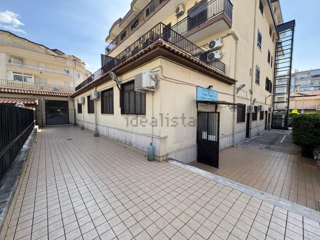 Locale in vendita di 99 m² in Via Maiuri