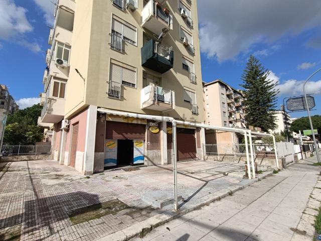 Locale in vendita di 99 m² in Via Rinaldo d&apos Aquino