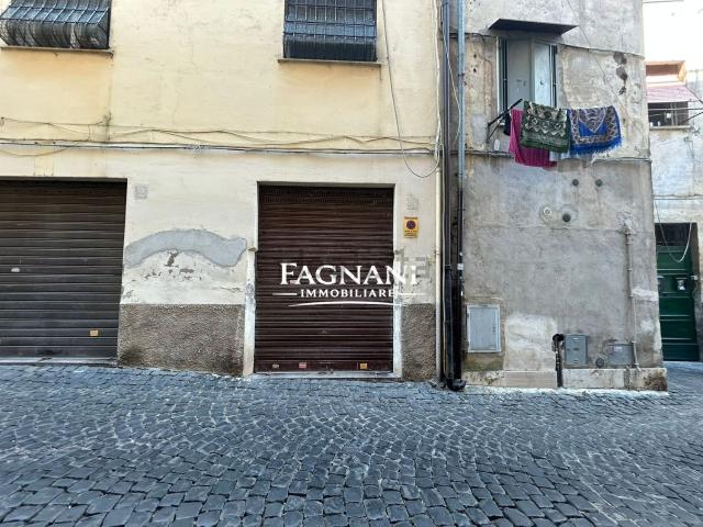 Locale in vendita di 13 m² in Via Andrea Velletrano