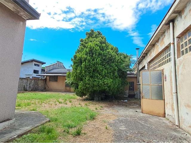 Locale in vendita di 1000 m²