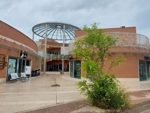 Locale in vendita di 1000 m² in Piazza dei Caduti sul Lavoro
