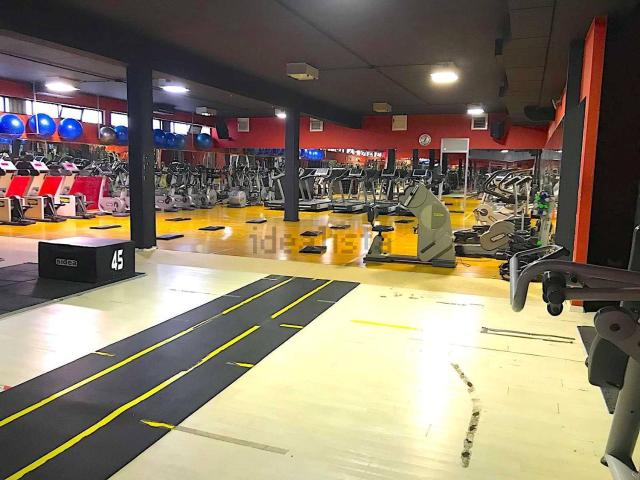 Locale in vendita di 1000 m² in Via Alberto Pepe, 12
