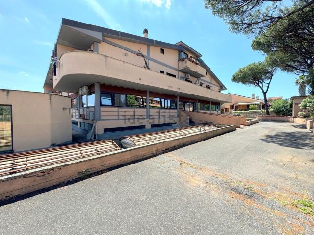 Locale in vendita di 1000 m² in Via alessandro santini, 105