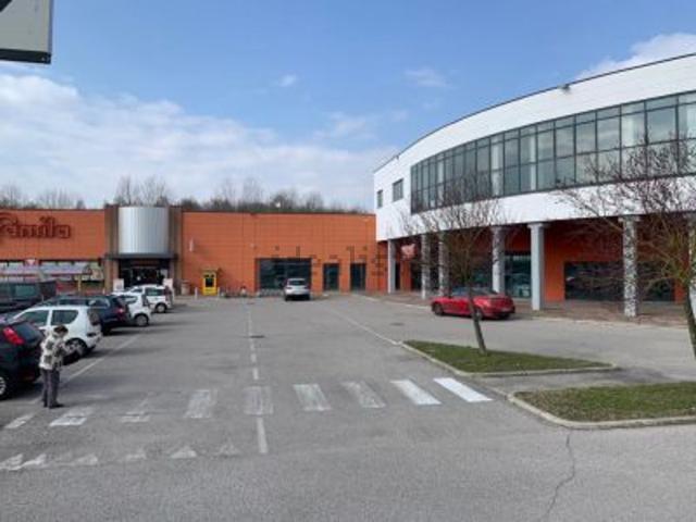 Locale in vendita di 1000 m² in Via Caduti del Lavoro