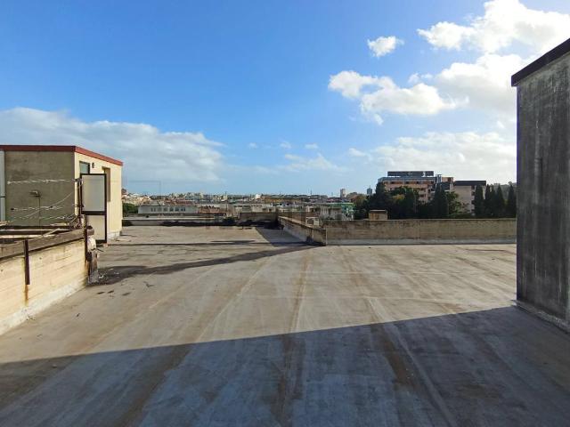 Locale in vendita di 1000 m² in Via dei Tigli
