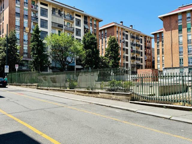 Locale in vendita di 1000 m² in Via Pier Dionigi Pinelli, 9