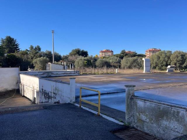 Locale in vendita di 1000 m² in Via Pontina, 30800