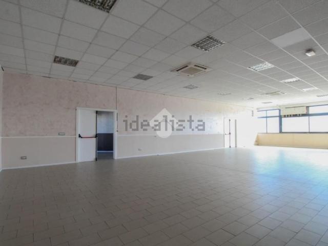 Locale in vendita di 1000 m² in Via Regina Pacis
