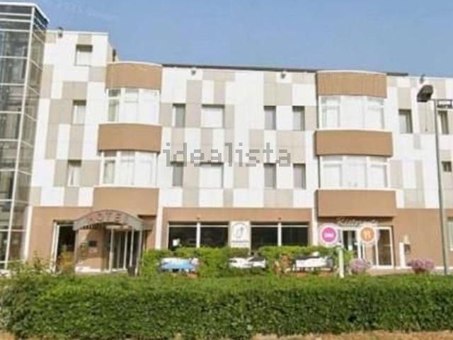 Locale in vendita di 1000 m² in Via Santa Teresa, 41
