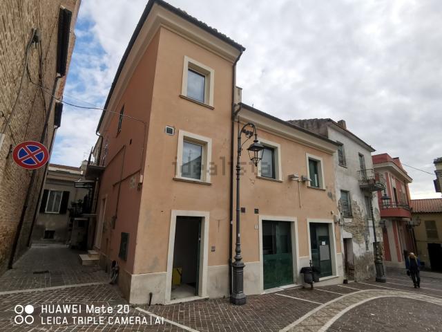 Locale in vendita di 100 m² in Via Camillo Benso Conte di Cavour, 12