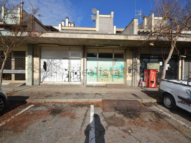 Locale in vendita di 100 m² in Via Capanne, 218