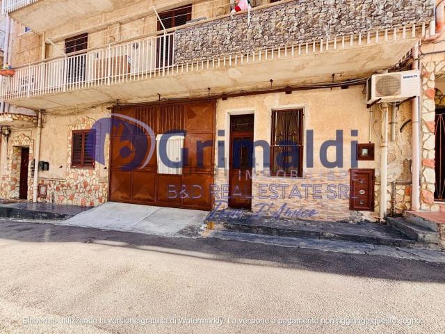 Locale in vendita di 100 m² in Via Cefalù, 38