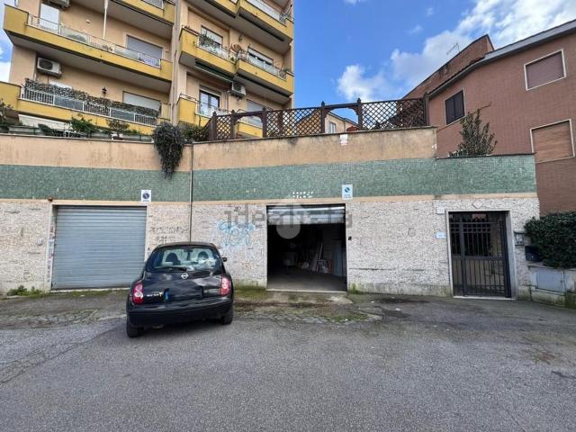 Locale in vendita di 100 m² in Via Adriano I, 91