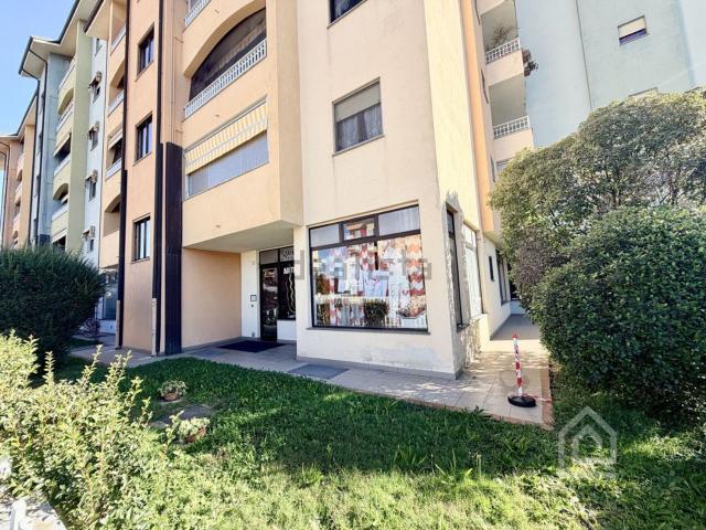 Locale in vendita di 100 m² in Via Alcide de Gasperi, 2