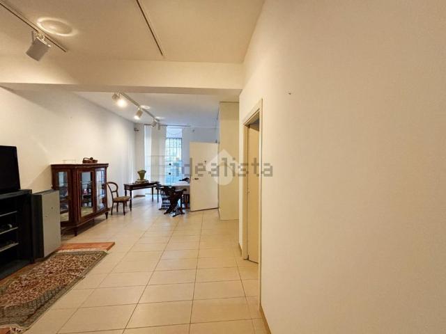 Locale in vendita di 100 m² in Via Bellano, 1