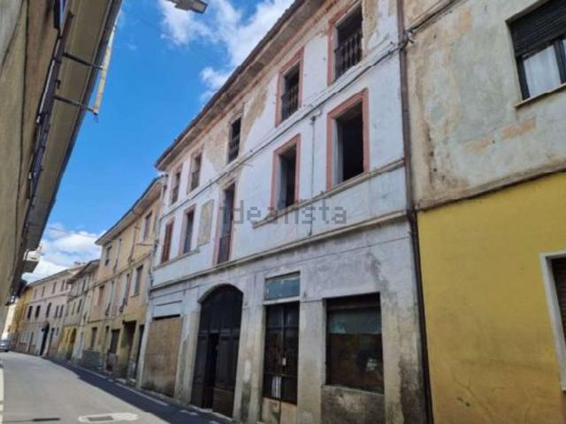 Locale in vendita di 100 m² in Via G. Tosalli, 2