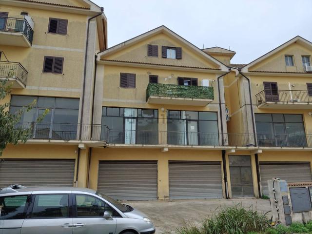 Locale in vendita di 100 m² in Via Gebbia