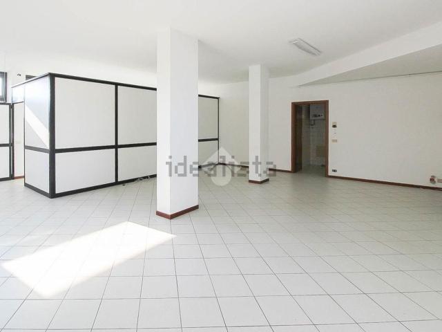 Locale in vendita di 100 m² in Via Generale Carlo Alberto Dalla Chiesa, 1