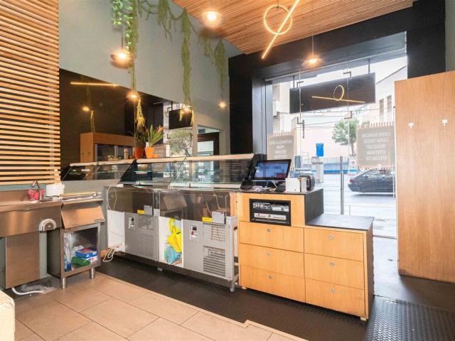 Locale in vendita di 100 m² in Via Giacomo Leopardi, 78