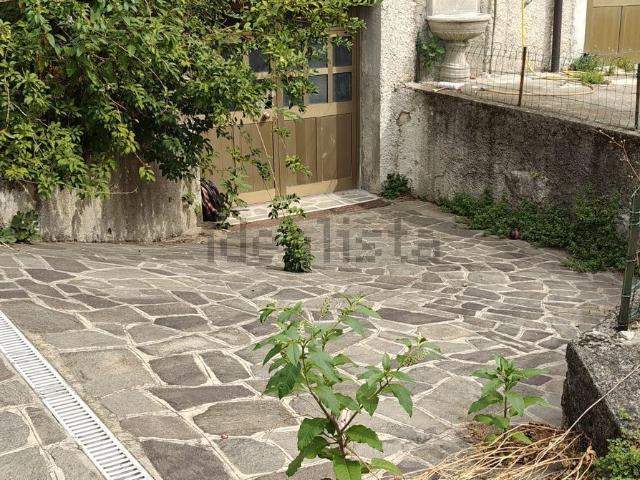 Locale in vendita di 100 m² in Via Giovanni Pascoli, 12