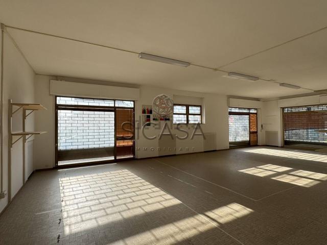 Locale in vendita di 100 m² in Via della Stazione, 7