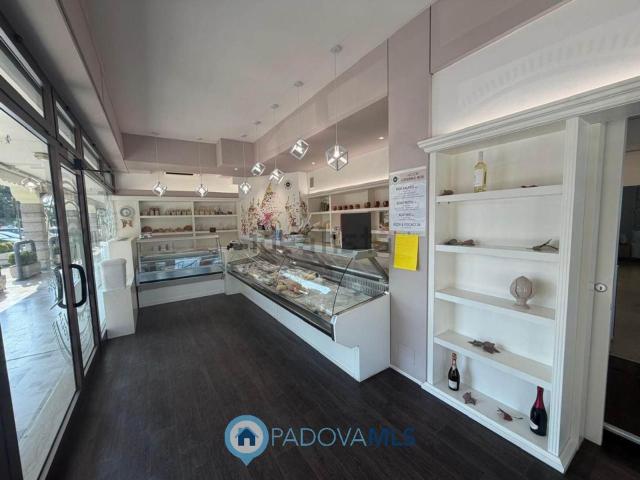 Locale in vendita di 100 m² in Via della Provvidenza