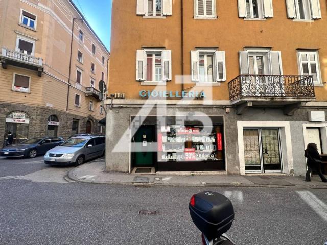 Locale in vendita di 100 m² in Via delle Settefontane, 13