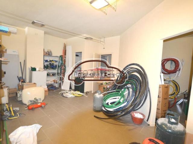 Locale in vendita di 100 m² in Via di Salicchi, 55100